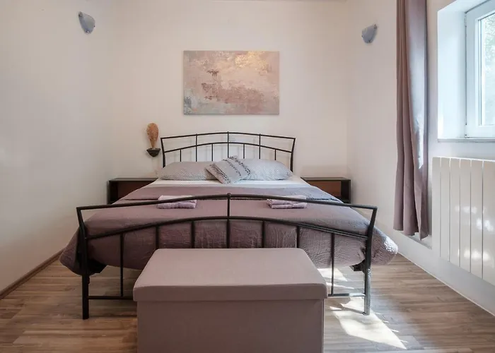 Apartman Es *